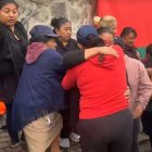 Allegados se dieron un abrazo para sanar el dolor.