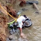 Con unos cabos, un morador trataba de amarrar el liviano vehículo y sacarlo del estero en el que supuestamente cayó Leonardo.