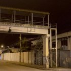 Una pierna derecha colgaba de un puente en la vía Machala – Puerto Bolívar.