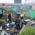 Uno de los habitantes de calle reaccionó violentamente con los uniformados que retiraron la casucha en la que dormía.