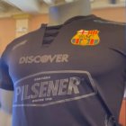 Las camisetas de la nueva colección presentan un estilo retro mezclando colores como el oro, grana y rojo.