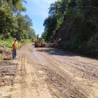 En unos tramos de la carretera retiraron la tierra y árboles virados.