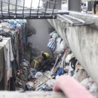 Un bombero se metió en el conducto que divide los carriles de ambos sentidos en el puente.