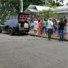 La tarde del jueves, en el exterior de la morgue de Quevedo, familiares de las víctimas aguardaban para retirar los cadáveres.