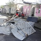 Afuera de una de las viviendas dejaron partes del techo, una puerta y un televisor, dañados por la explosión.
