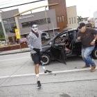 Williams (izquierda) e Israel le ‘sacaron brillo’ al asfalto de la avenida El Bombero. Canciones como ‘Llamemos las pre’, ‘Mucho coro’, ‘A lo pelotero’ son parte del repertorio.