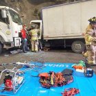 Dos camiones se chocaron en un túnel.