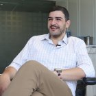 Así es el alcalde electo de Guayaquil. Le gusta vestir informal y que no le digan alcalde, solo Aquiles. Afirma que está pendiente del Ídolo las 24 horas.