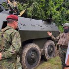 Los soldados conversan con el ministro de Defensa, Luis Lara, sobre el equipo pesado con el que se cuenta para el combate contra los delincuentes.