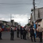 Un grupo de policías llegó al sitio para investigar el caso y realizar el levantamiento del cadáver.