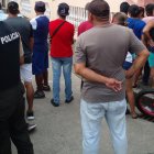 La aparición del cadáver sorprendió a los lugareños. El cuerpo fue llevado al Laboratorio de Criminalística de Guayaquil.