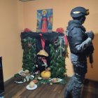 En este altar se mira una estatuilla negra con sombrero. Este representa a Eleguá, deidad que vigila los caminos.