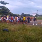 Los lugareños y quienes jugaban se aglomeraron en la escena del crimen.