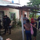 Policías llegaron a la peluquería para iniciar las investigaciones de este caso.