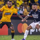 Leonai Souza disputando el balón en el partido ante Bolivar.