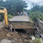 Las caída del puente por culpa de las últimas lluvias incomunica y causa molestias a las personas que viven y laboran en el sitio.