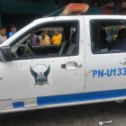 Con al menos una docena de perforaciones quedó el vehículo en que andaban los agentes.