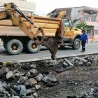 En la calle Esmeraldas, actualmente se realiza el retiro de la capa existente.