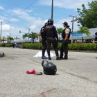 El cuerpo de uno de los presuntos sacapintas quedó sobre la calzada.