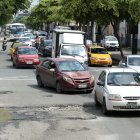 Los vehículos deben desviarse para evitar caer en los baches.