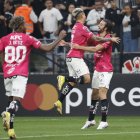 Lautaro Díaz (d) liquidó con sus dos goles al Corinthians en la victoria de Independiente del Valle en Sao Paulo.