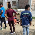 En una esquina quedó tendido el hombre y luego fue abrazado por unas mujeres.