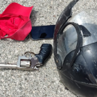 La Policía presentó un casco, una gorra y una pistola como evidencias.