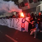 Los hinchas del PSG se encontraron protestando a las afueras de la sede administrativa del club.