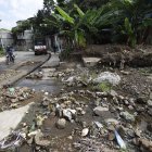 Parte de lo que ha descendido desde el cerro sigue en una de las vías del sector.