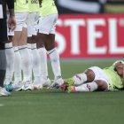 Alexander Alvarado de Liga de Quito se acuesta para complementar la barrera ante un tiro libre, durante el partido de la fase de grupos de la Copa Sudamericana entre Botafogo y Liga de Quito, en el estadio Olímpico Nilton Santos, en Río de Janeiro.