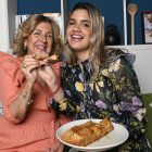 Linda y Raquel son amantes a la cocina.