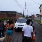 La mañana de este viernes 5 de mayo, agentes de la policía volvieron al sitio de ataque para buscar más información.