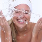 El rostro debe lavarse y limpiarse dos veces al día.