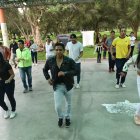 El profe Edu dicta una clase de salsa en La Carolina  que dura una hora. Al lugar asisten hasta 50 personas.