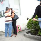 Dalila Navarrete recibe el consuelo de sus familiares por la muerte de su hijo.