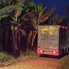 En la noche, la policía realizó el levantamiento de los cadáveres.