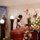 Amigos y familiares de Katherine Cingaña acudieron al velorio que se realizó en la casa donde vivía, en la Ferroviaria, sur de Quito.