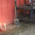 Familiares de Erick Armando Villarruel Carpio prendieron dos velas en el lugar donde cató abatido.