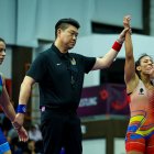 Luisa Valverde (d) es la reina en los 57 kilos y fue declarada la mejor luchadora del Panamericano de Argentina.