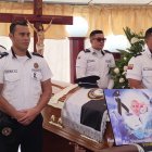 Ante el féretro y retrato de Luis Mieles, sus colegas recordaron su accionar solidario de  durante el terremoto del 16 de abril de 2016.