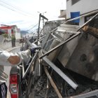 Los escombros fueron retirados del sitio en camionetas, a la mañana siguiente del incendio.
