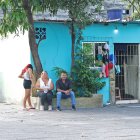 María Verónica Rubira Jordán es una de las víctimas mortales del atentado. Su tía materna (blusa blanca) llora su trágico deceso.