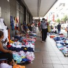 Un ‘pasillo’ de calzones y pijamas hay en el centro. Vecinos piden más control a autoridades.