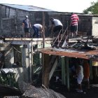 La parte de arriba de la vivienda fue la de mayor afectación, pues era de madera. Los perjudicados y vecinos limpiaron el lugar y sacaron los enseres que fueron consumidos por el fuego.