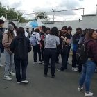 Familiares y cercanos a la víctima se reunieron a las afueras de la institución educativa.