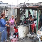 Los ciudadanos aún limpian el sitio, que se mantiene con los desechos de objetos quemados.