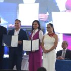 La prefecta del Guayas, Marcela Aguiñaga, recibió sus credenciales como nueva autoridad electa