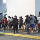 En total, se detuvo a 16 personas, entre ellas tres menores de edad y dos mujeres.