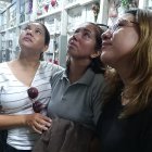 Brithany Zambrano, la mejor amiga de Doménica, y su mamá Johanna Antepara la acompañaron ayer a María Fernanda Ganchozo al cementerio.