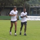 El venezolano Samuel Sosa (i) y el ecuatoriano Miller Bolaños serían titulares frente a Liga de Quito.